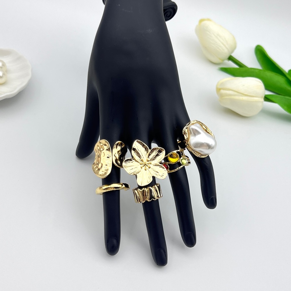 Elegant Gold Flower Ring Set